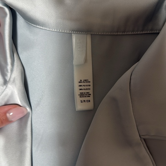 Skims Hotel Shine Long Sleeve Button Up Sleep Set Size Small Light Blue - Picture 5 of 6